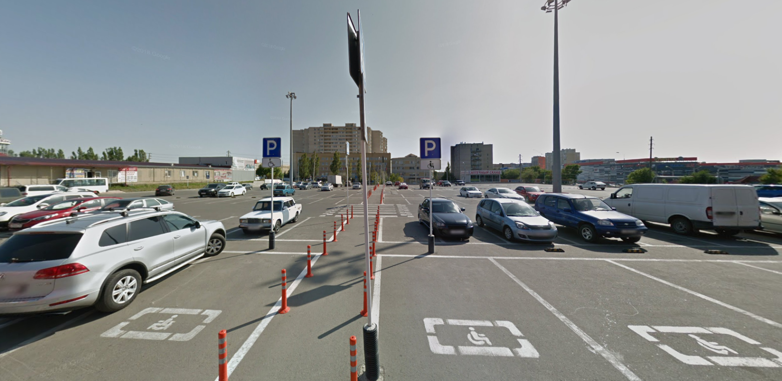 Ограничение пешеходной зоны с помощью гибких столбиков 750 мм, знаки 8.17 — инвалиды (парковка супермаркета «Магнит», г. Ставрополь))